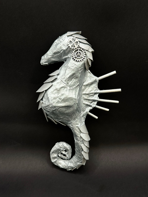 Ida S. (Klasse 10b). "Steampunk-Plastik" - Pappmaché, Draht und Metall