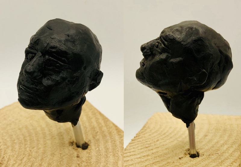 Miniaturplastik aus Modellierwachs eines männlichen Kopfes mit Gesicht, Höhe: 4,5cm, Oktober 2024.
