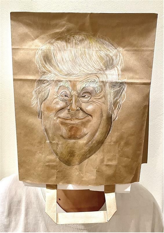 Ironische Bankräumermaske aus einer Papiertüte mit Donald Trump als Gesicht von Kiran Vegini (9b), Januar 2024.