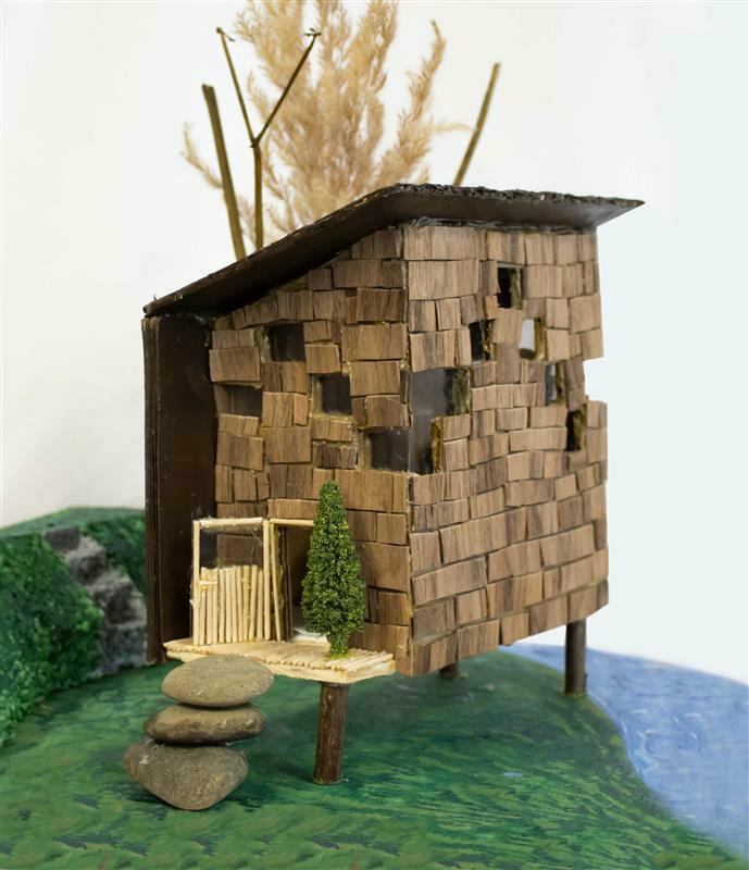 Miniaturmodell einer Naturhütte auf Stelzen am Flussrand von Meryem Keskin (J2), Januar 2022.