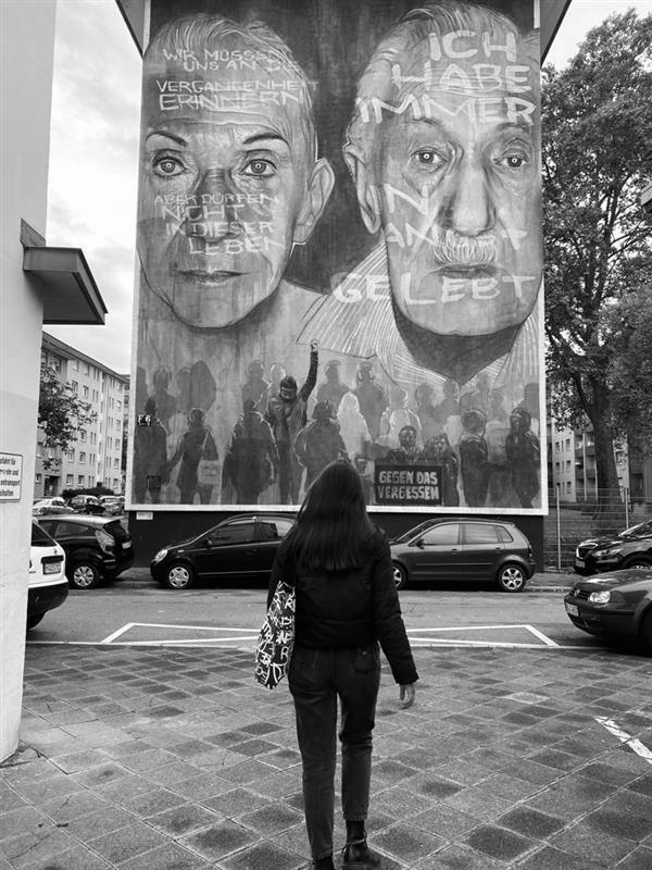 Schwarz-weiß Fotografie eines großen Straßenbanners von Mia Rader (J1), Dezember 2022.