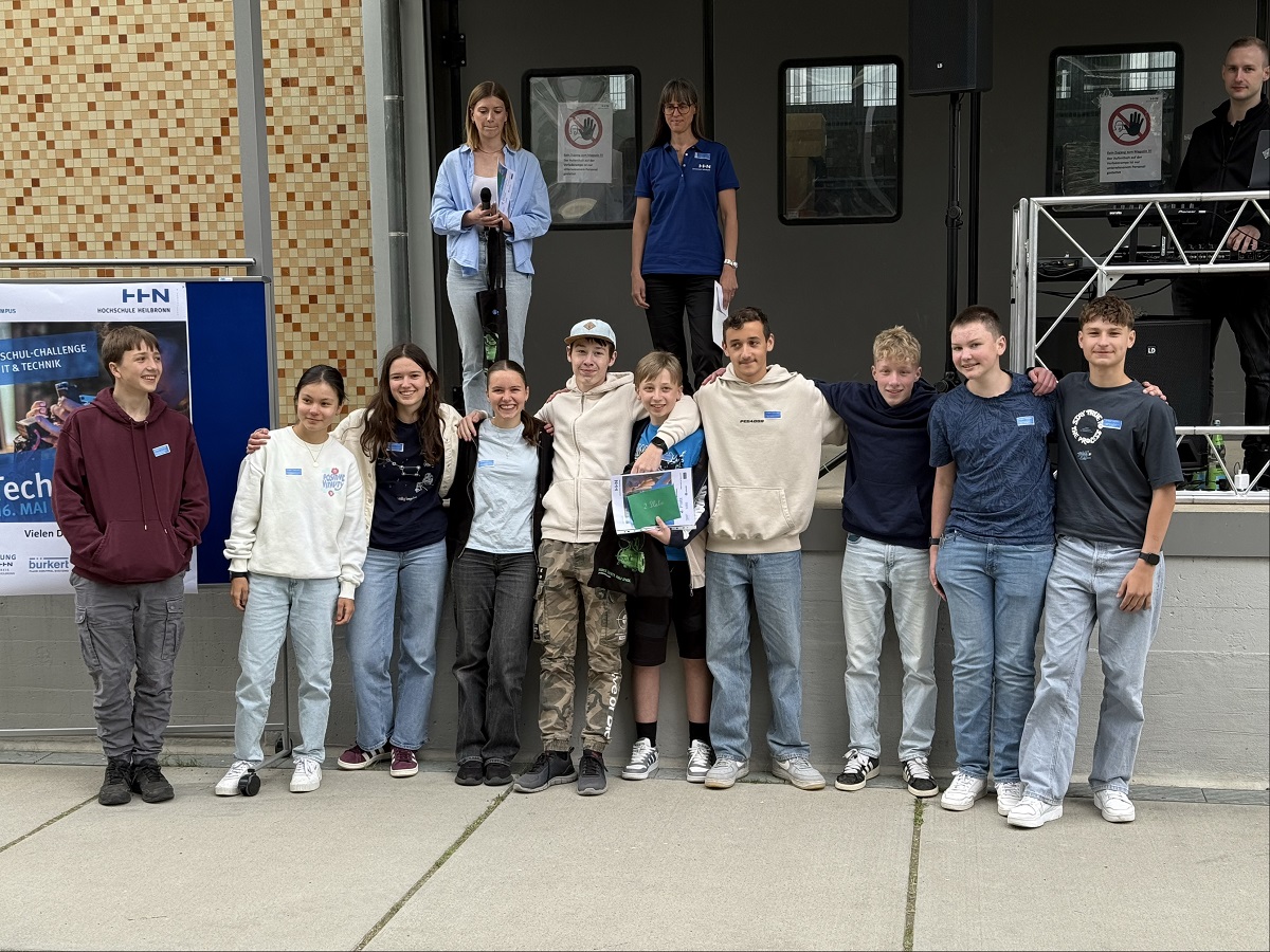 Gruppenbild der Schülerinnen und Schüler vor der Tribüne an der Hochschule Heilbronn.