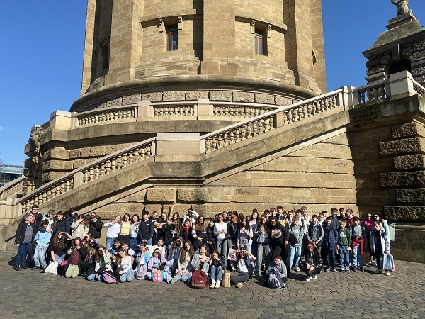 Gruppenbild vor dem Wasserturm auf dem Friedrichsplatz in Mannheim